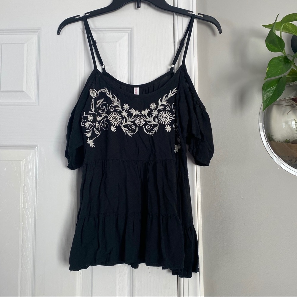 Xhilaration Gray Cold Shoulder Tiered Ruffle Top White Floral Embroidery Small